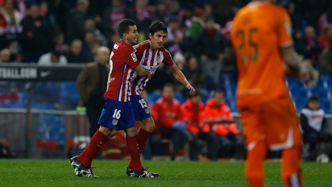 Angel Correa et Stefan Savic