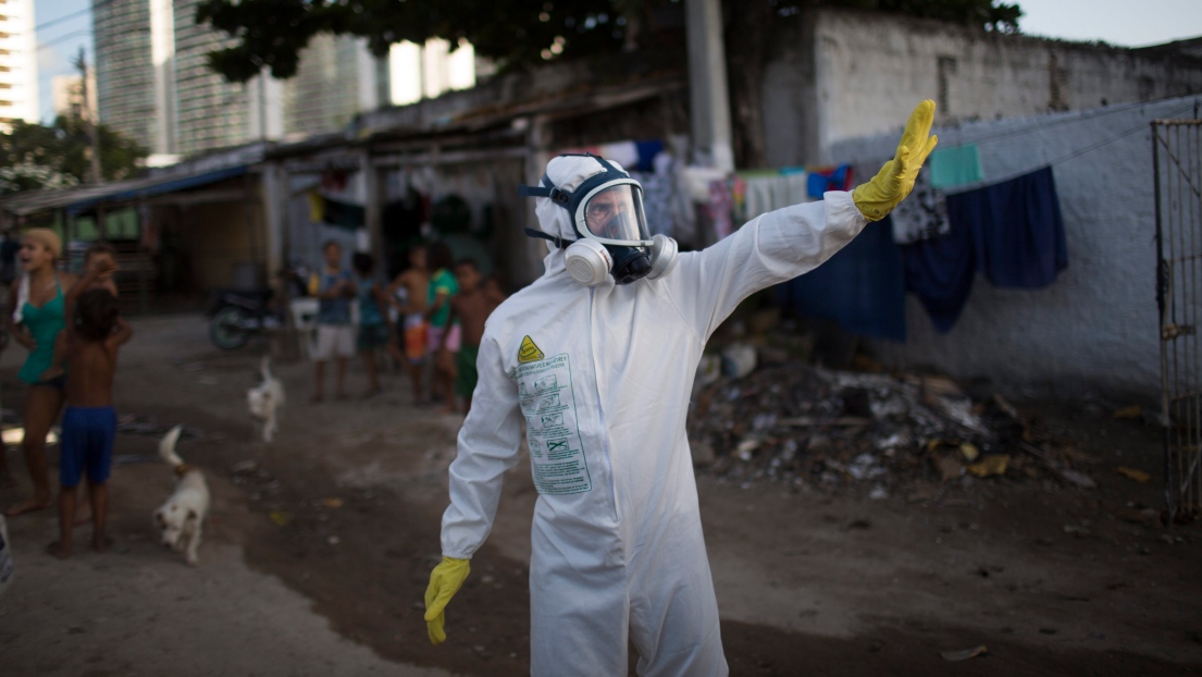 Un employé municipal tente d'éloigner les moustiques au Brésil