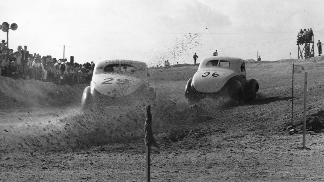 Des voitures lors d'une épreuve de NASCAR en 1948