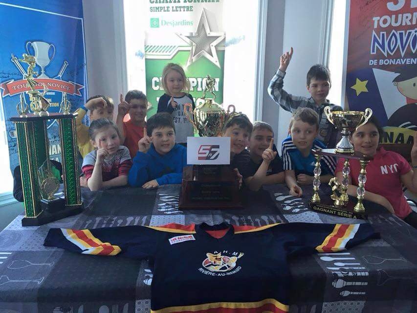 Petits champions de l'équipe novice A transport Renard Gaspé