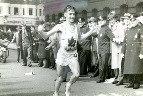 Gérard Côté lors de sa victoire en 1940