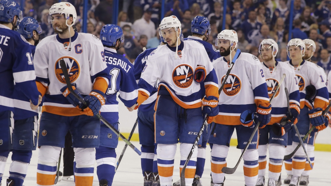 John Tavares et son équipe suite à la défaite face au Lightning