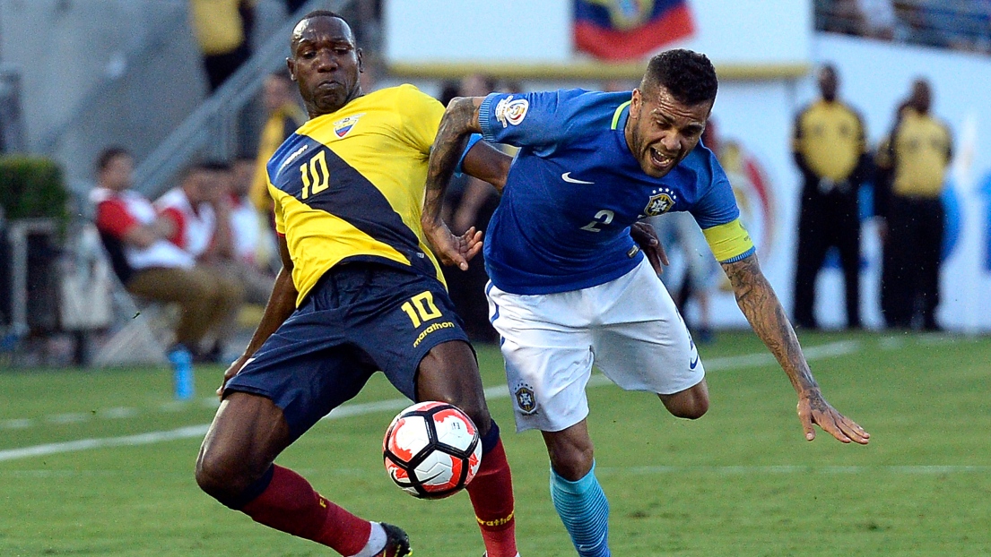 Daniel Alves et  Walter Ayovi