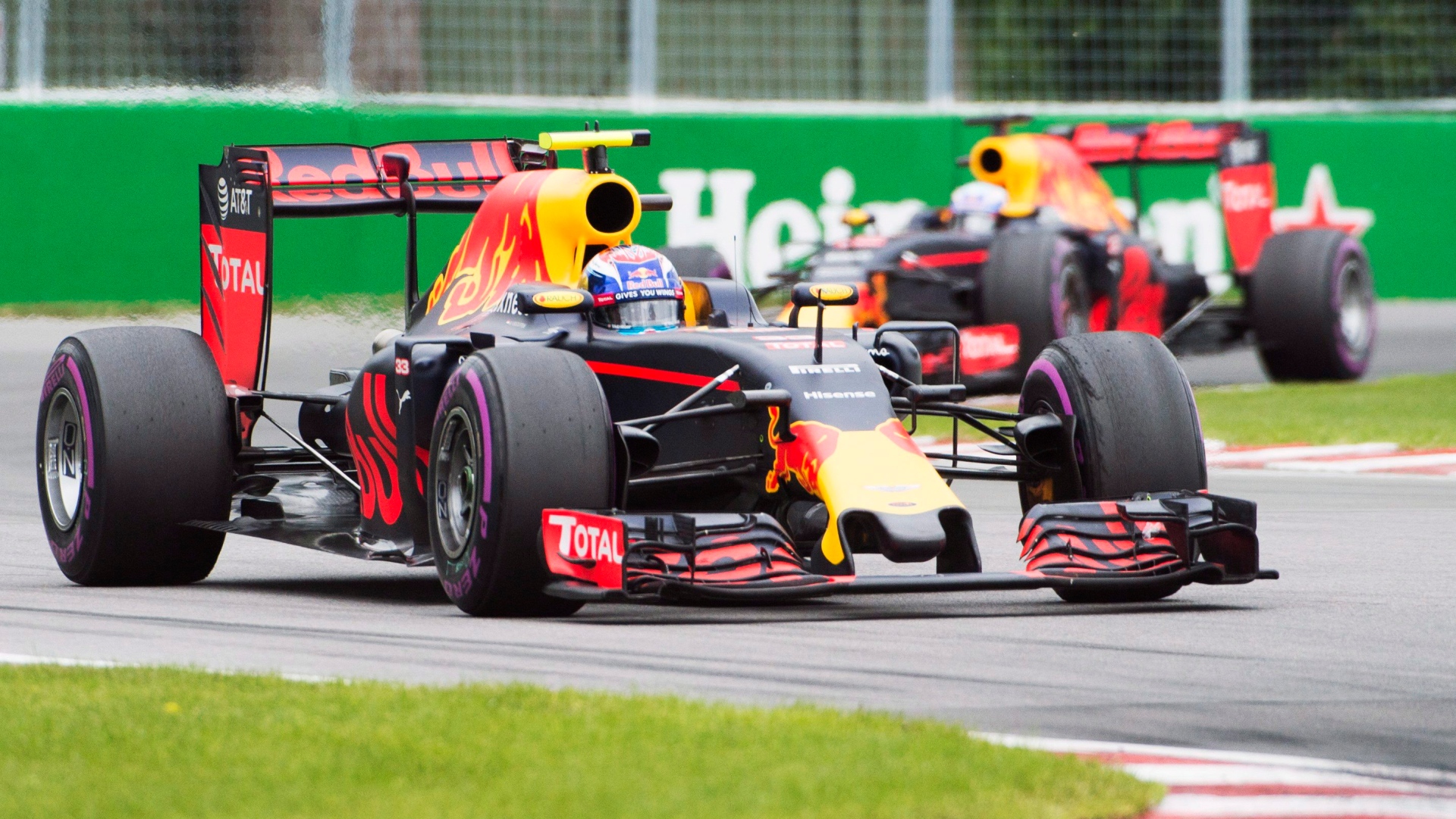 Max Verstappen devant Daniel Ricciardo 