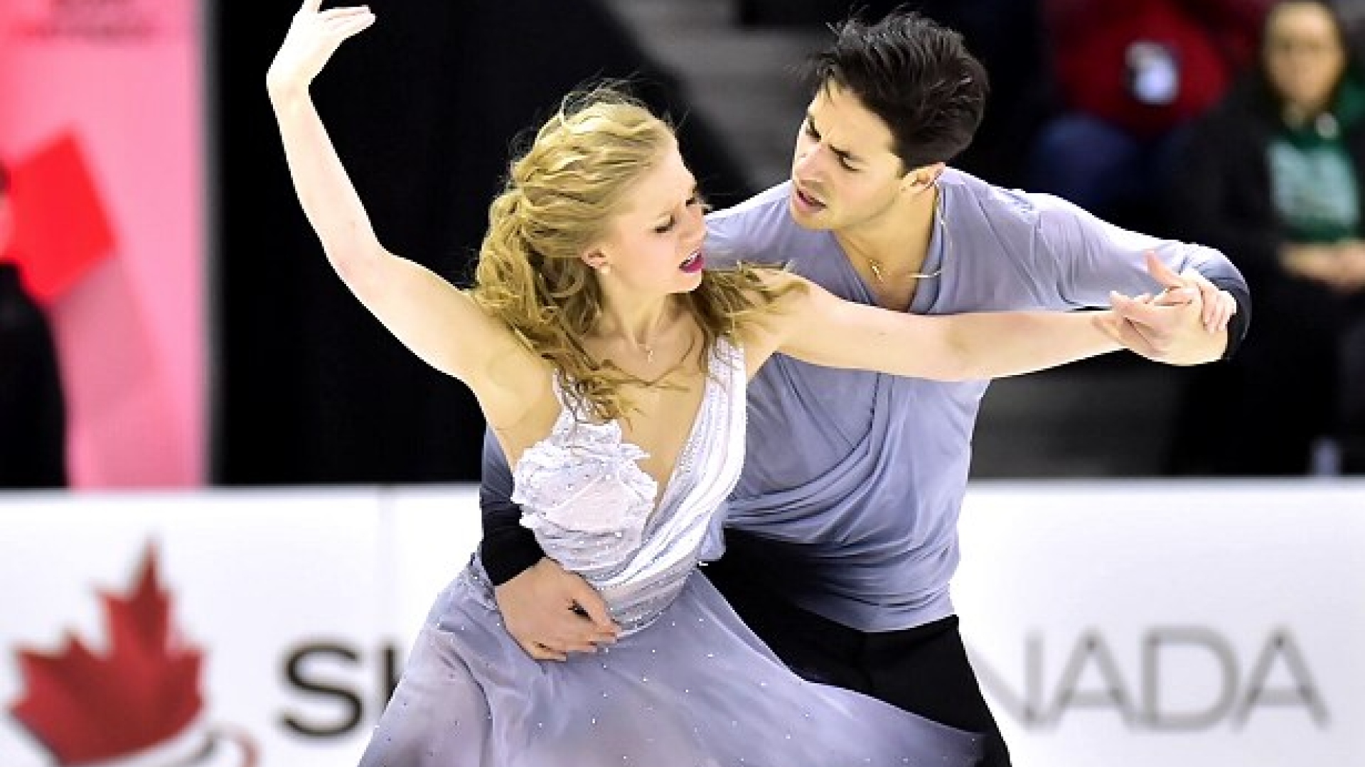 Kaitlyn Weaver et Andrew Poje pendant leur danse libre au Championnat canadien en 2016