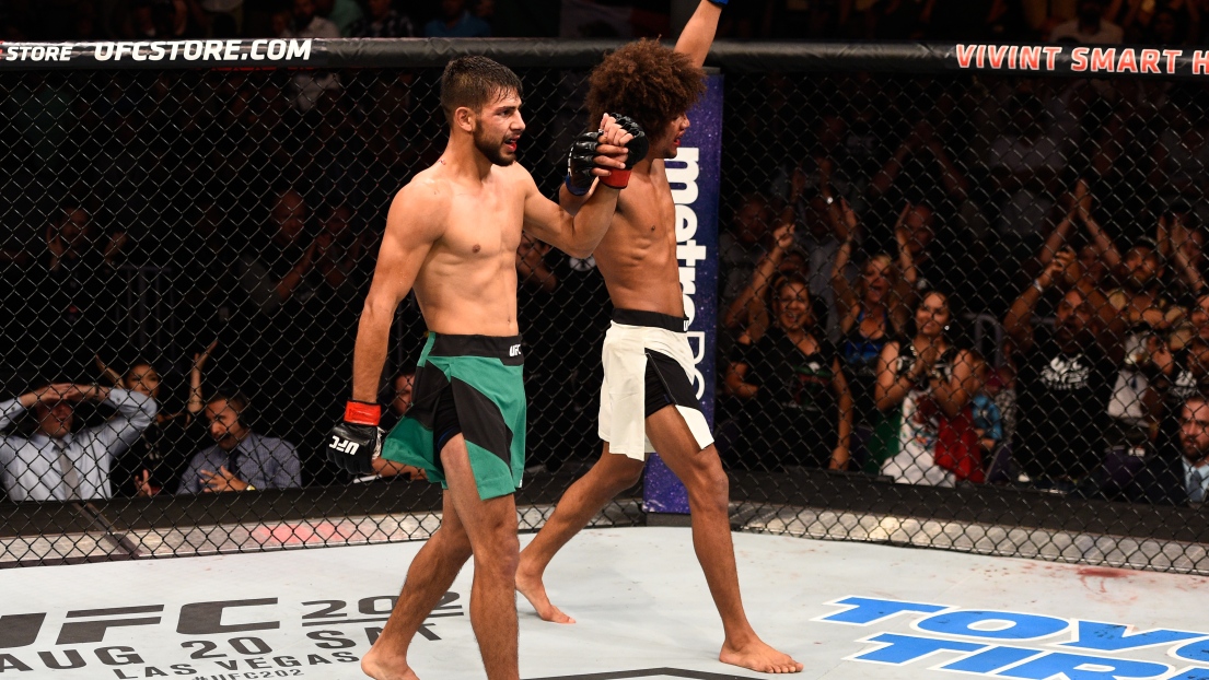 Yair Rodriguez et Alex Caceres