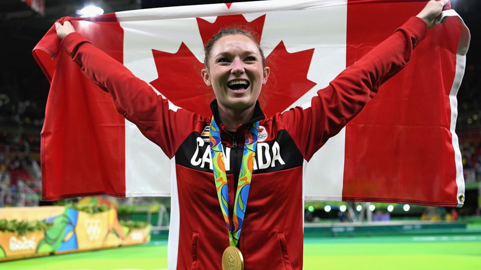 La gymnaste Rosie MacLennan après avoir reçu sa médaille d'or