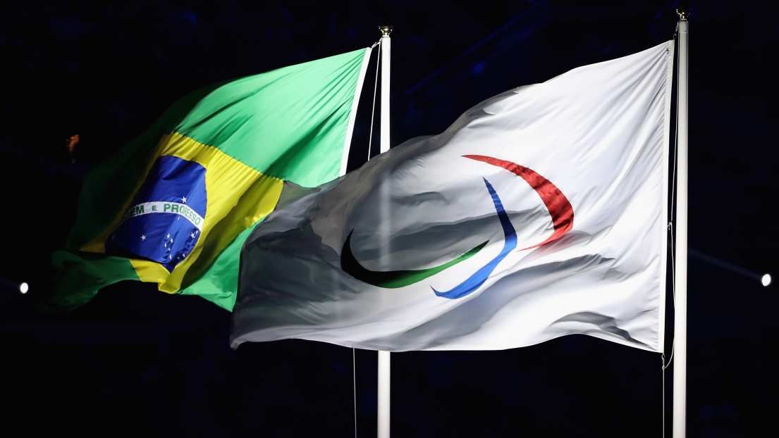 Le drapeau du Brésil et celui du Comité paralympique