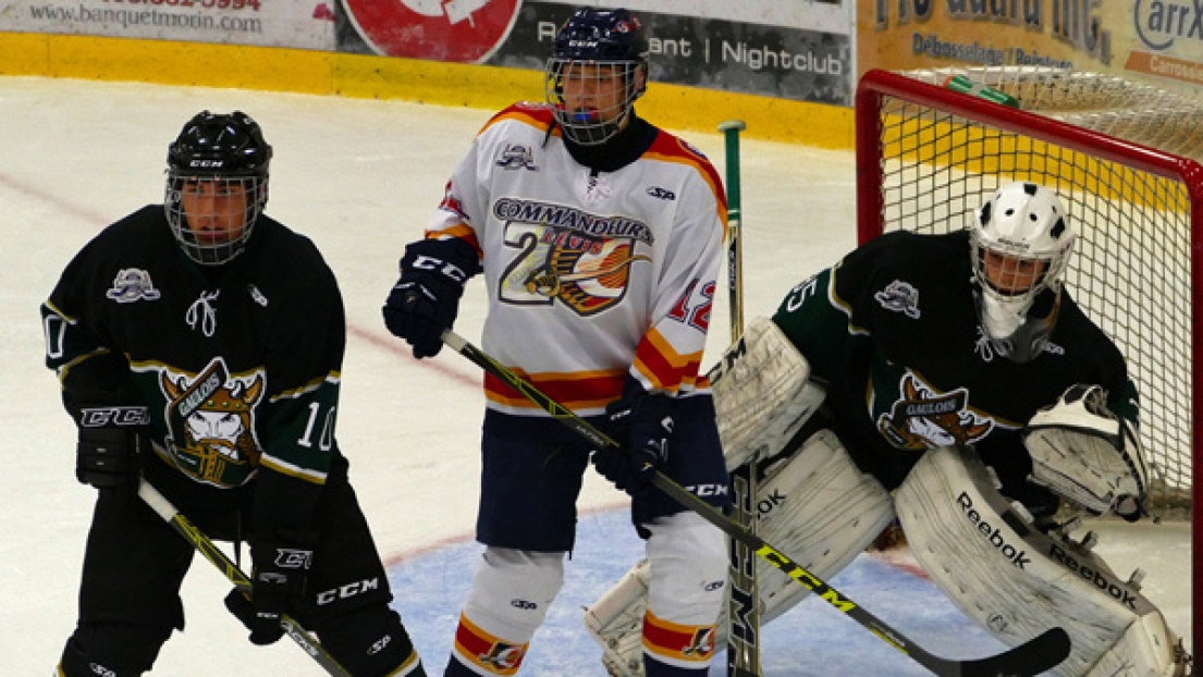 Mathieu Bizier est posté devant le but entre Jérémie Major et Jonathan Lemieux 