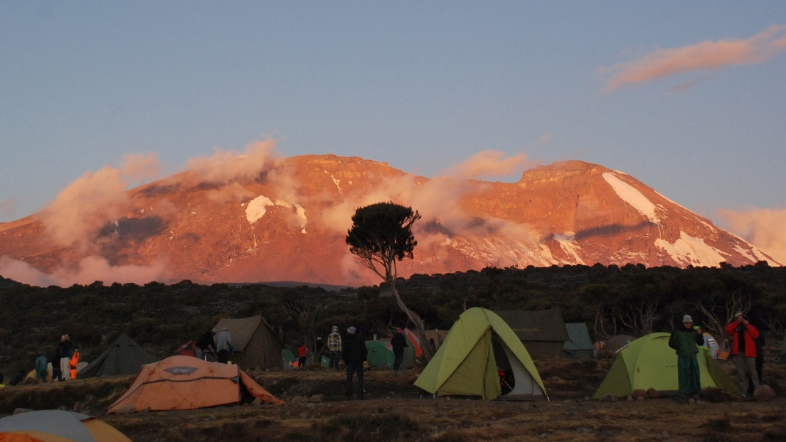 Des alpinistes durant leur ascension du Kilimandjaro 