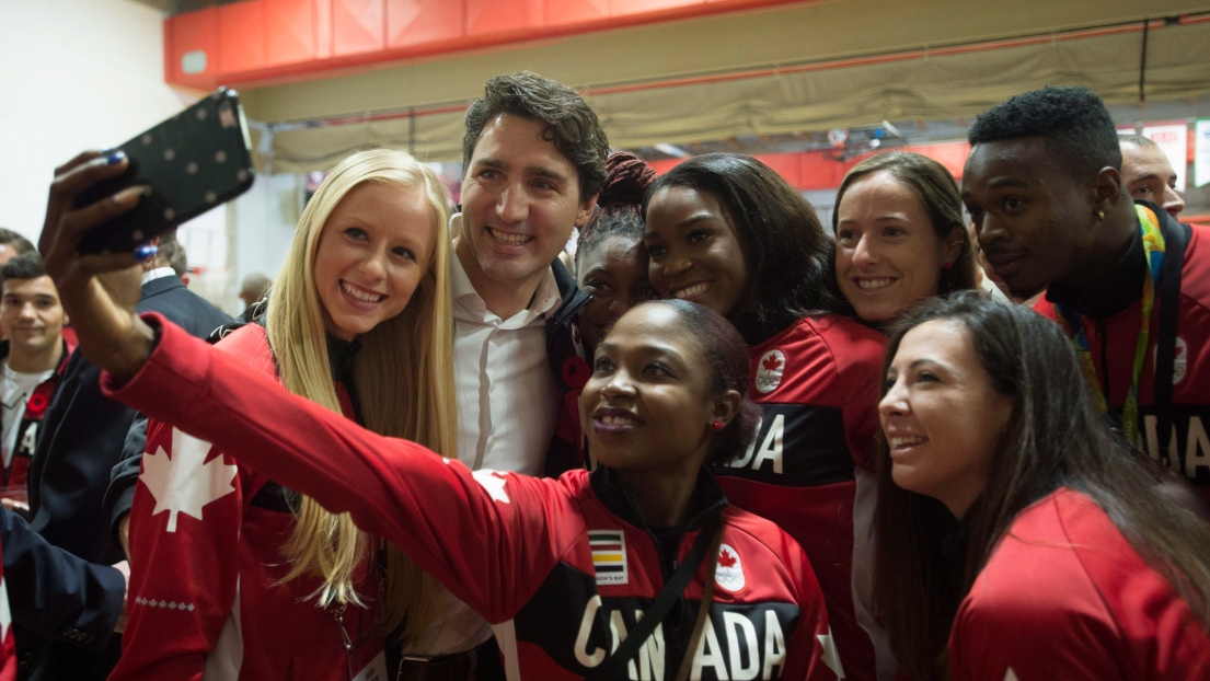 Justin Trudeau avec des athlètes olympiques canadiens