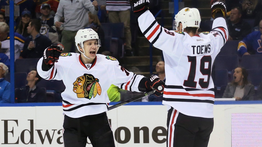 Artemi Panarin et Jonathan Toews 