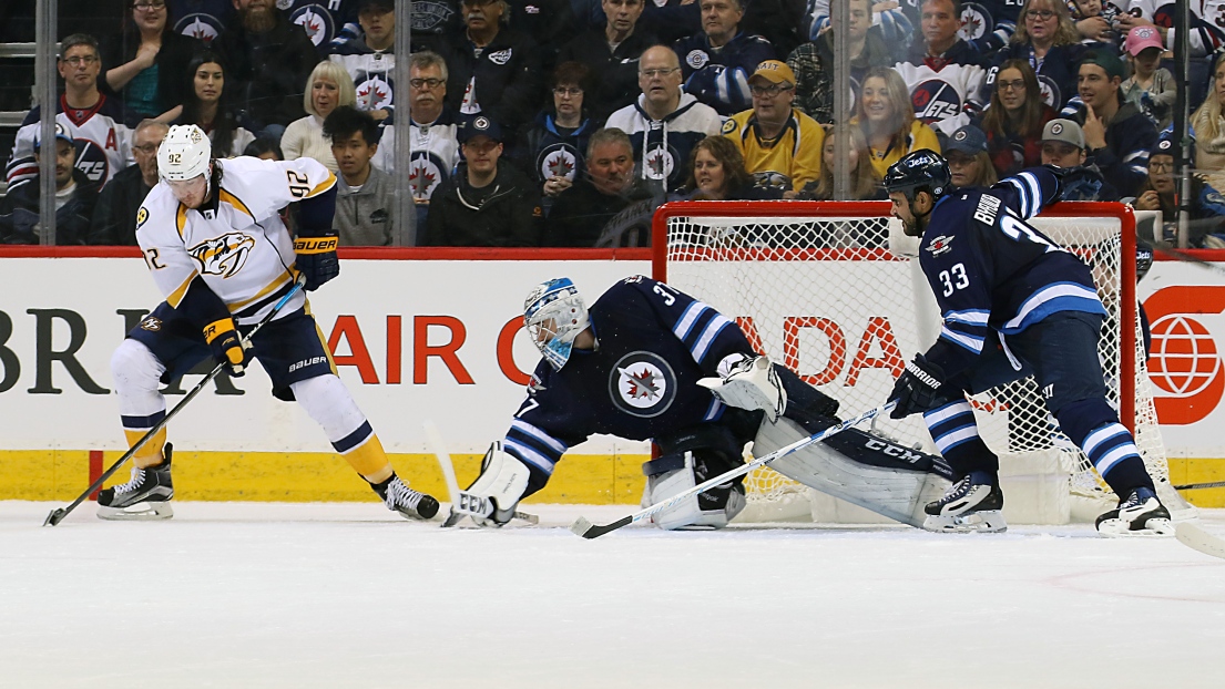 Ryan Johansen, Connor Hellebuyck et Dustin Byfuglien 