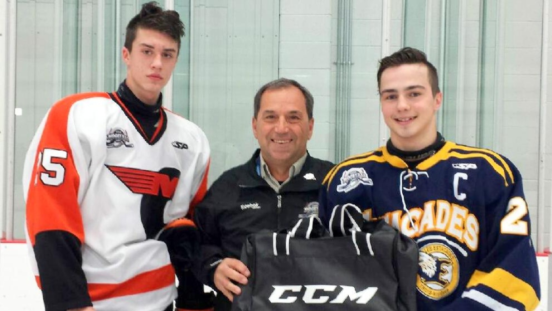 Les joueurs du match CCM, Jérémy Jacques (MAG) et Cédric Desruisseaux (TR) et  M. Robert Lalonde 