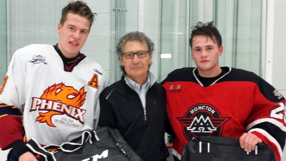 Les joueurs du match CCM, Samuel Poulin (CEB), Brandon McKenna (Moncton) et M. Jos Canale