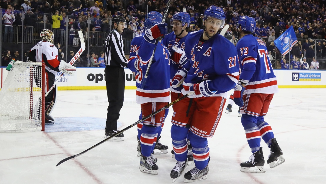 Les Rangers célèbrent le but de Derek Stepan