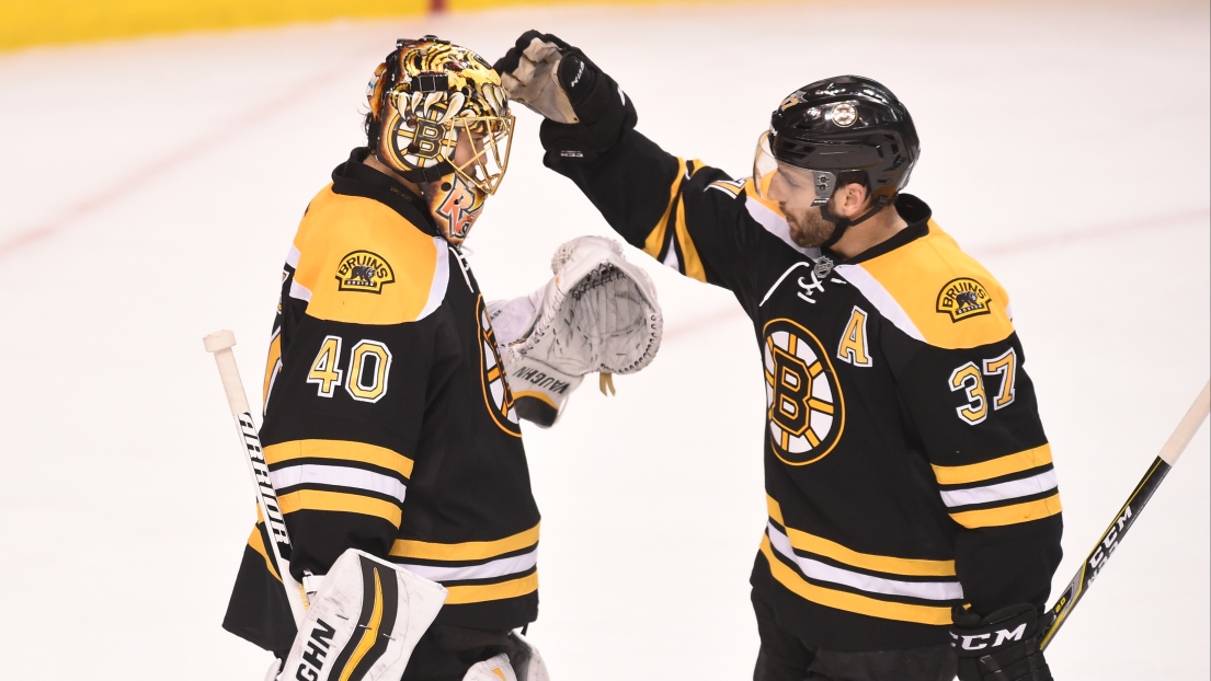 Patrice Bergeron félicite Tuukka Rask