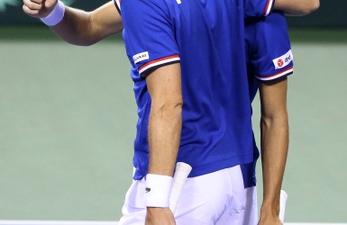La France et l'Australie à un point de la finale
