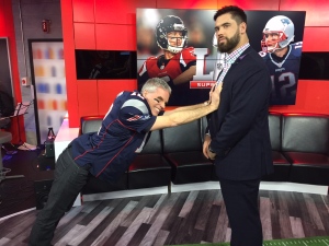 Naïvement, Fred a pensé qu'il pourrait peut-être déplacer Laurent Duvernay-Tardif... un peu. 03/02/2017 Fred et Laurent Duvernay-Tardif 5 à 7 Super Bowl LI