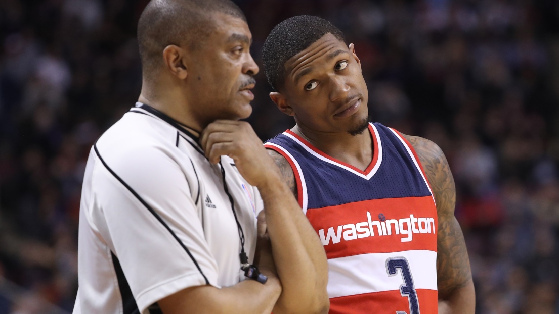 L'arbitre Tony Brothers et le joueur des Wizards Bradley Beal