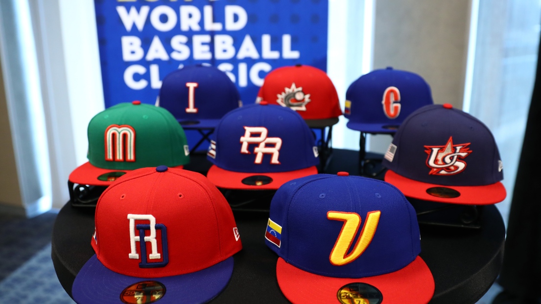 Des casquettes d'équipes prenant part à la Classique mondiale de baseball.