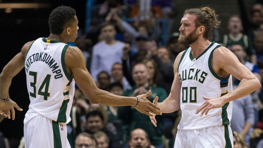 Giannis Antetokounmpo et Spencer Hawes 