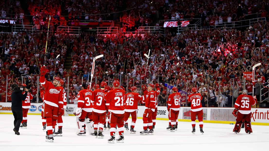 Les joueurs des Red Wings saluent la foule du Joe Louis Arena pour une dernière fois.