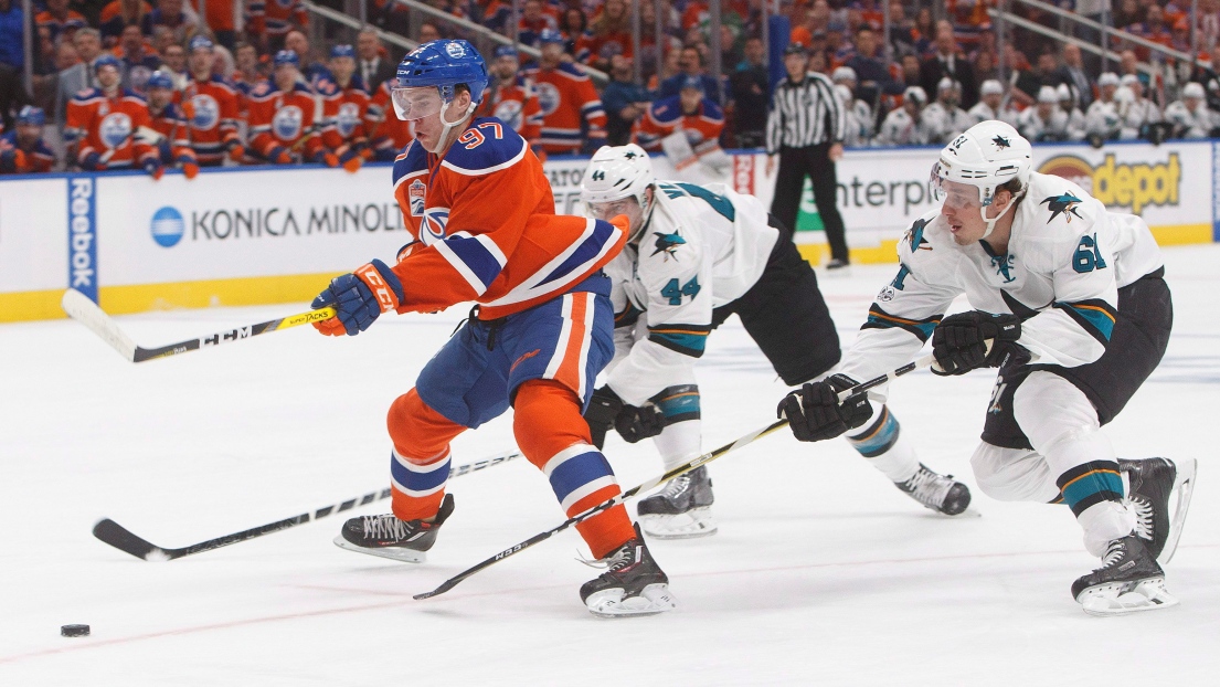 Connor McDavid, Marc-Édouard Vlasic et Justin Braun 