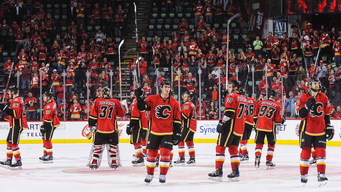 Les Flames saluent la foule après leur élimination