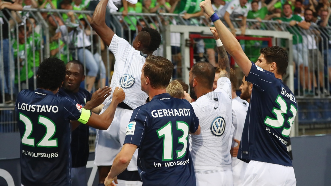 Les joueurs de Wolfsburg célèbrent