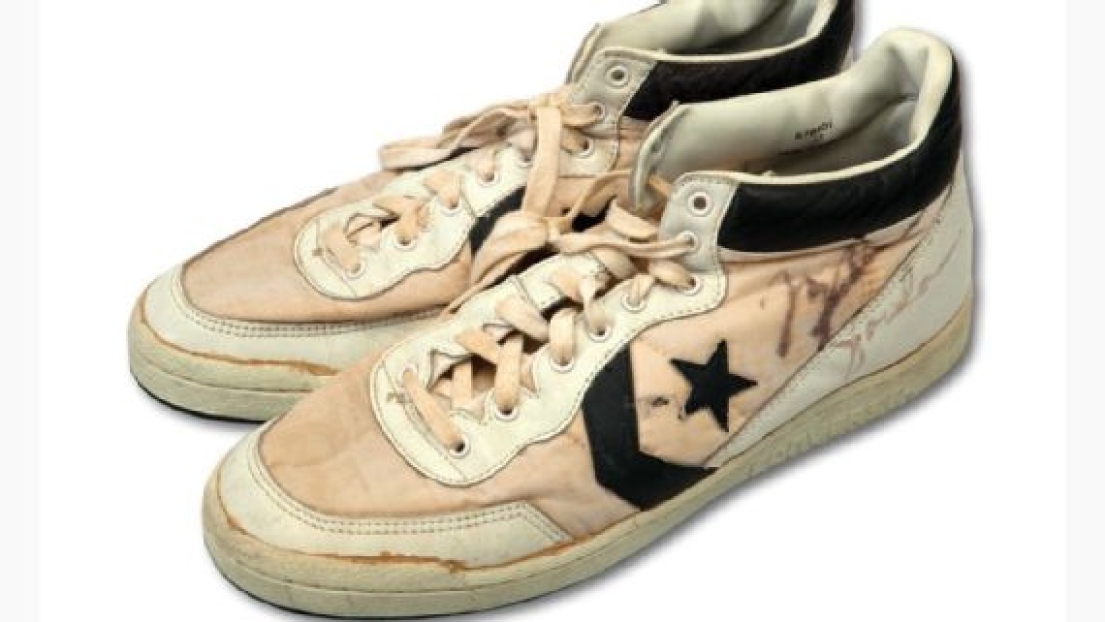 Une paire de souliers portés par Michael Jordan en 1984 aux Jeux olympiques.