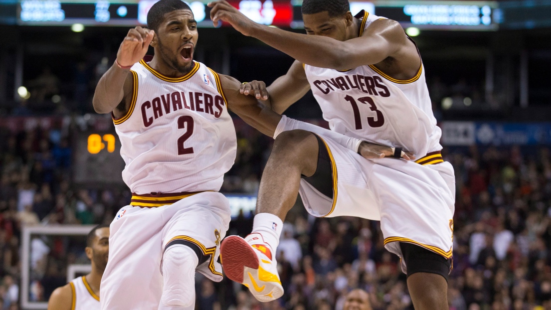 Kyrie Irving (gauche) et  Tristan Thompson 