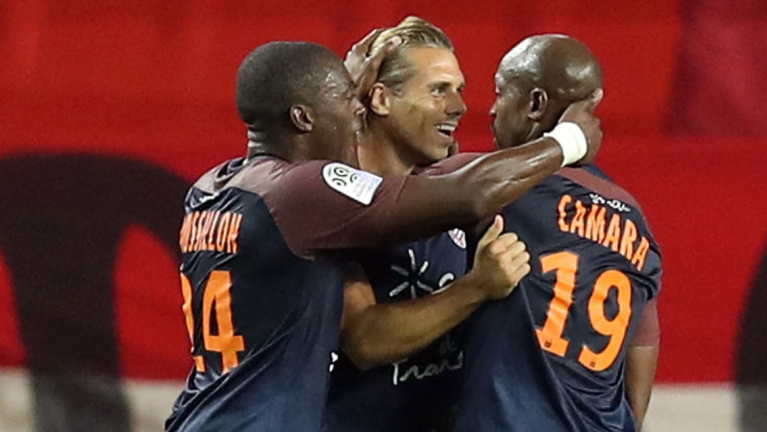 Souleymane Camara célèbre avec ses coéquipiers