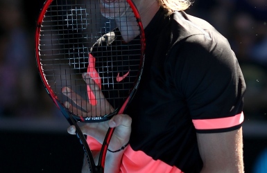 Shapovalov passe tout près, puis s'écroule
