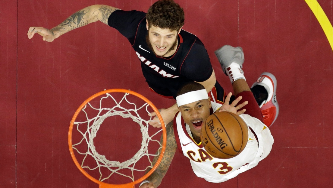 Tyler Johnson et Isaiah Thomas 