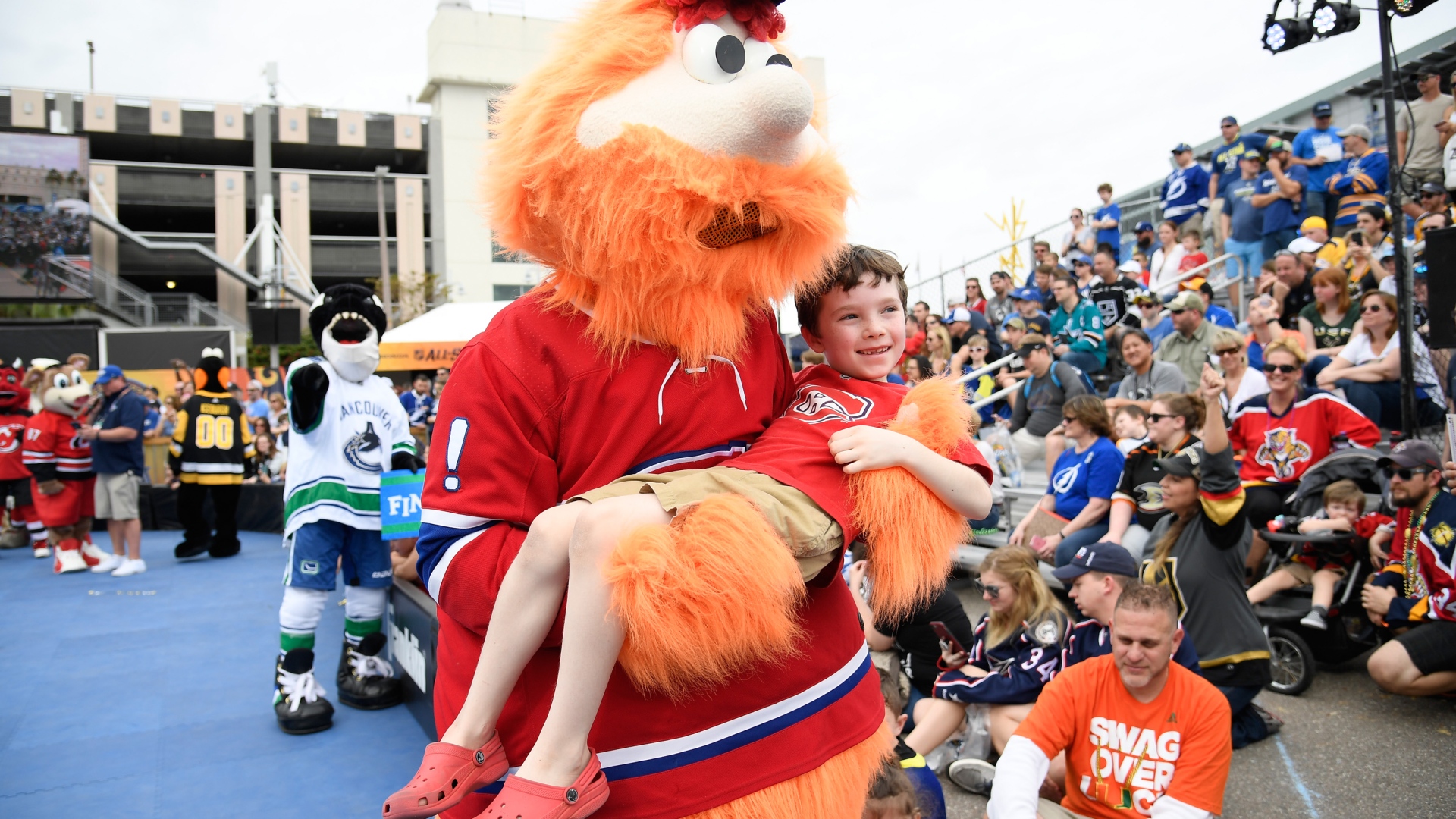 La mascotte du Canadien Youppi! s'amuse avec les fans au Match des étoiles de la LNH La mascotte du Canadien Youppi! s'amuse avec les fans au Match des étoiles de la LNH