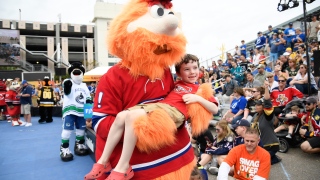 La mascotte du Canadien Youppi! s'amuse avec les fans au Match des étoiles de la LNH