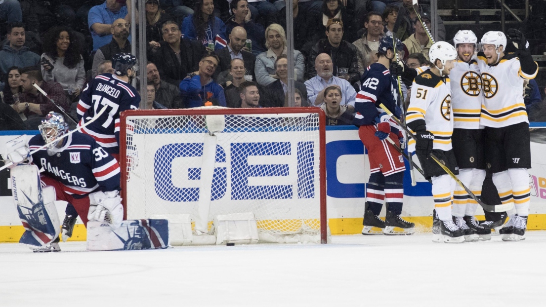 Les Bruins célèbrent le but de Tim Schaller