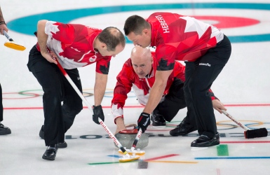 Curling : Kevin Koe commence en force