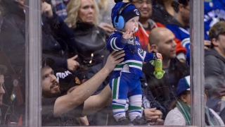 Un jeune fan des Canucks au Rogers Arena Un jeune fan des Canucks au Rogers Arena