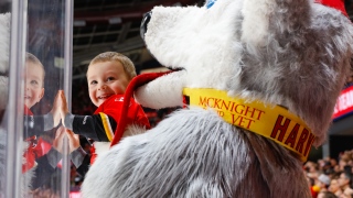 La mascotte des Flames, Harvey the Hound, s'amuse avec un jeune fan au Scotiabank Saddledome La mascotte des Flames, Harvey the Hound, s'amuse avec un jeune fan au Scotiabank Saddledome