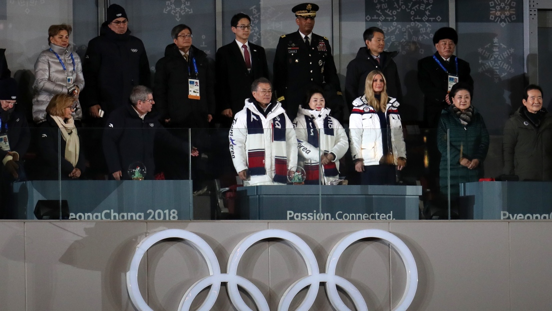 Les deux délégations coréennes et Ivanka Trump dans la tribune officielle