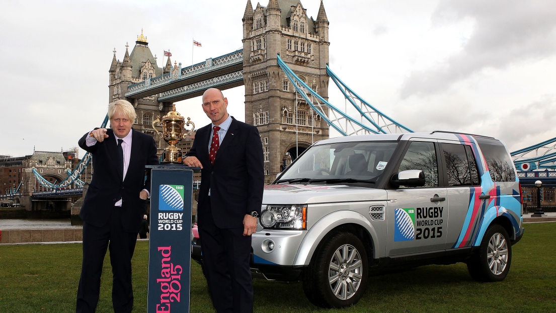 Le maire de Londres, Boris Johnson, en compagnie de l'ancien joueur, Lawrence Dallaglio. .