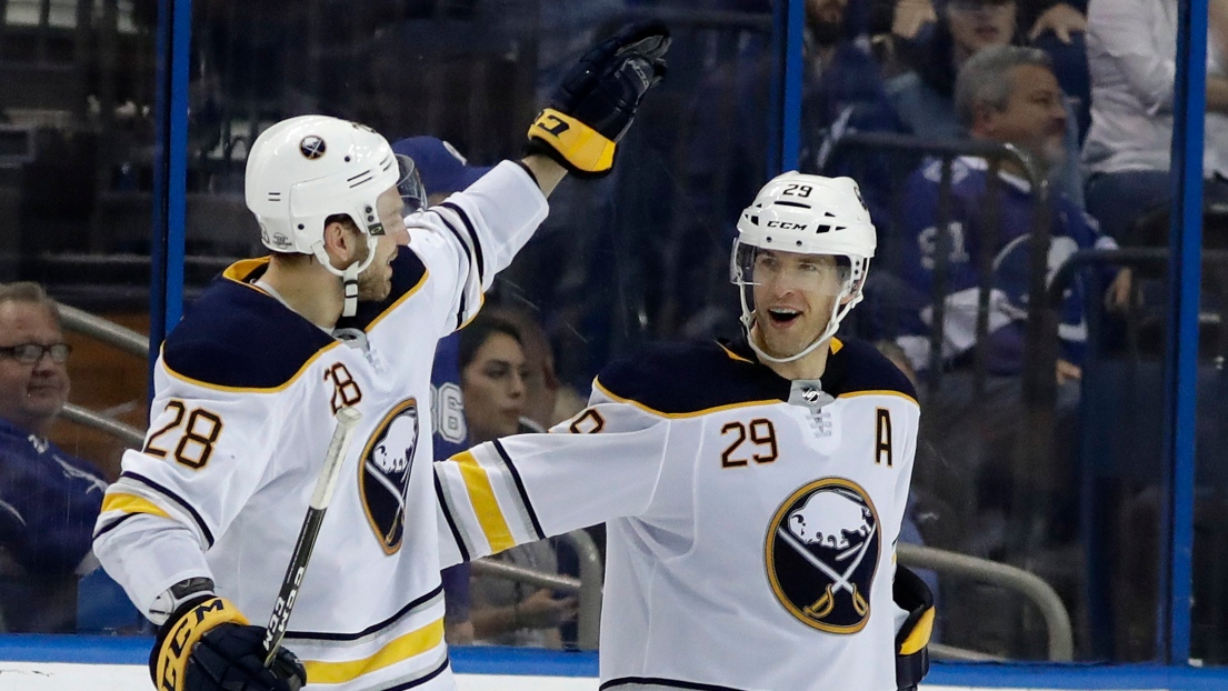 Zemgus Girgensons et Jason Pominville