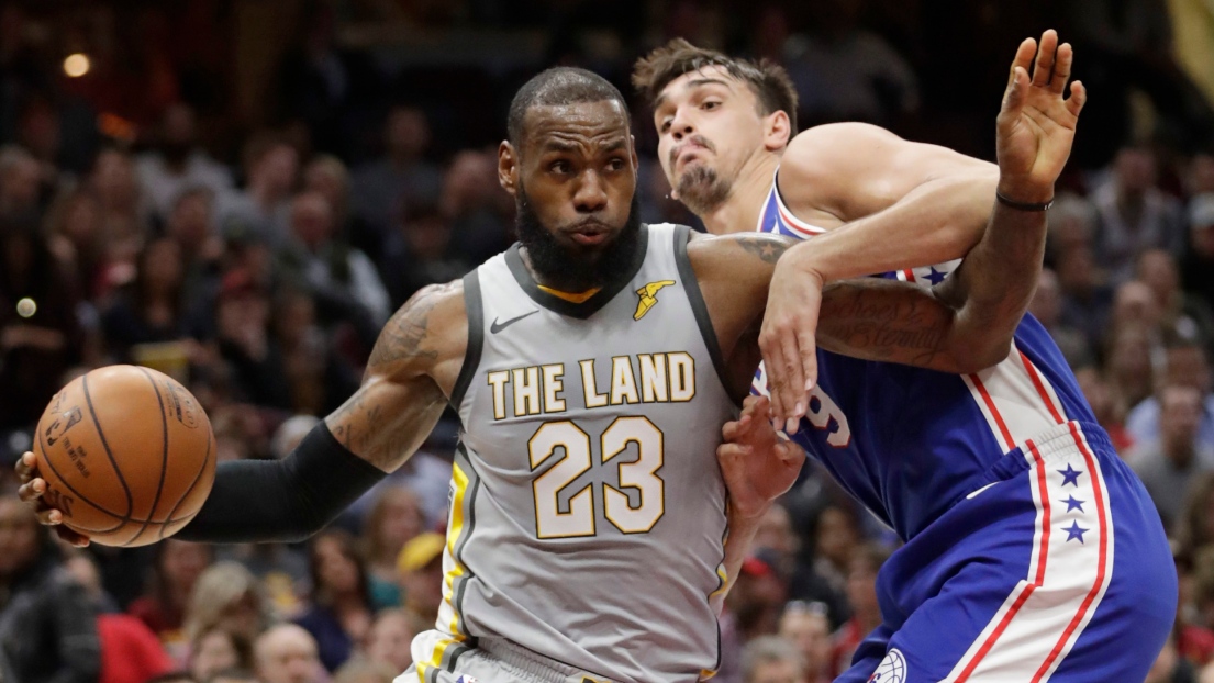 LeBron James et Dario Saric 