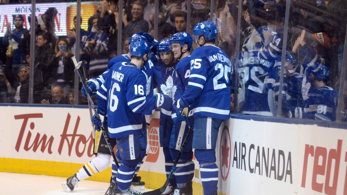 Nazem Kadri célèbre avec ses coéquipiers