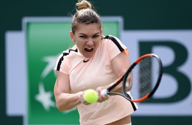 Halep avance en quarts, Wozniacki chute