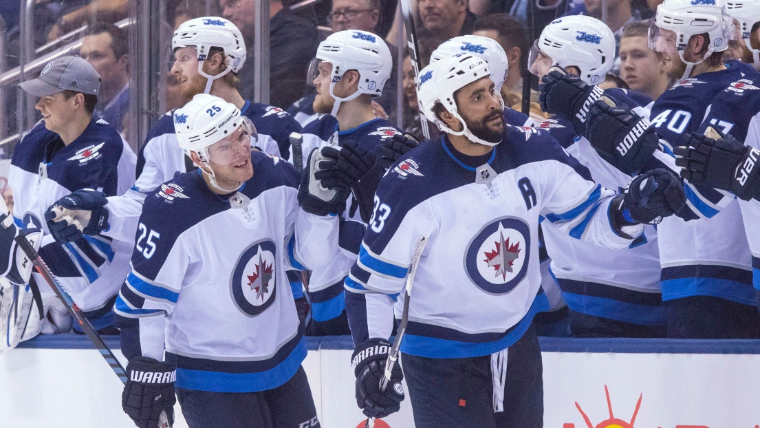 Paul Statsny et Dustin Byfuglien