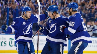 Anthony Cirelli, Mikhail Sergachev et Braydon Coburn