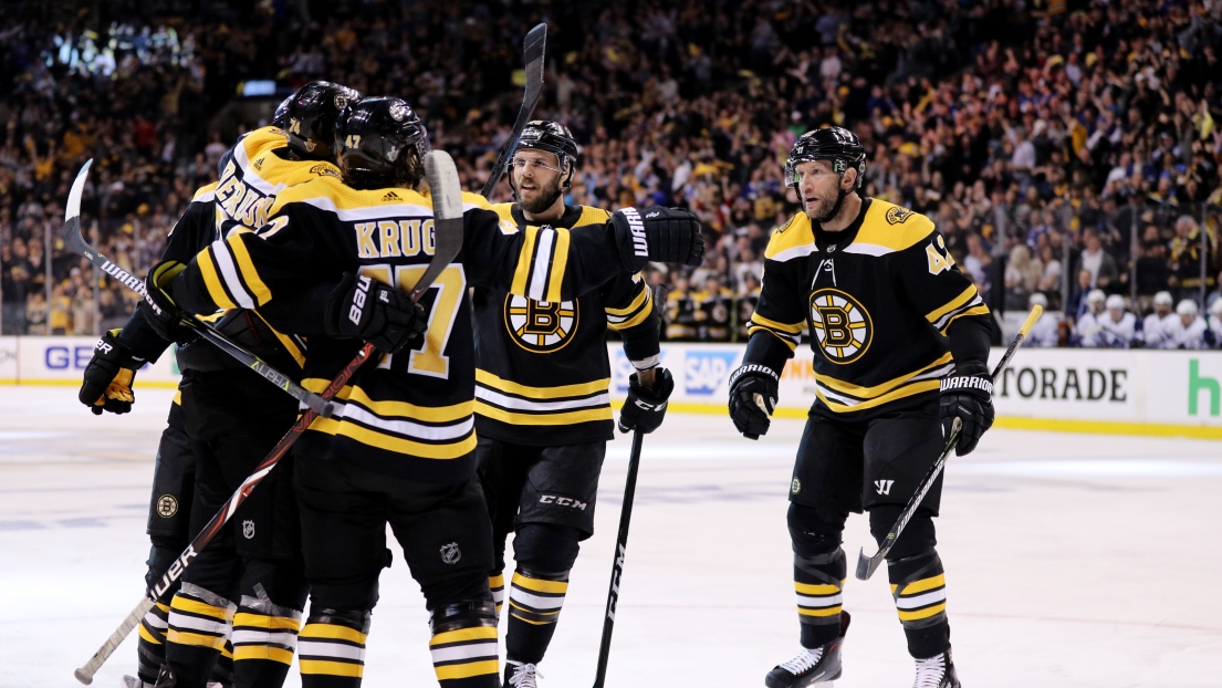 Torey Krug célèbre avec ses coéquipiers